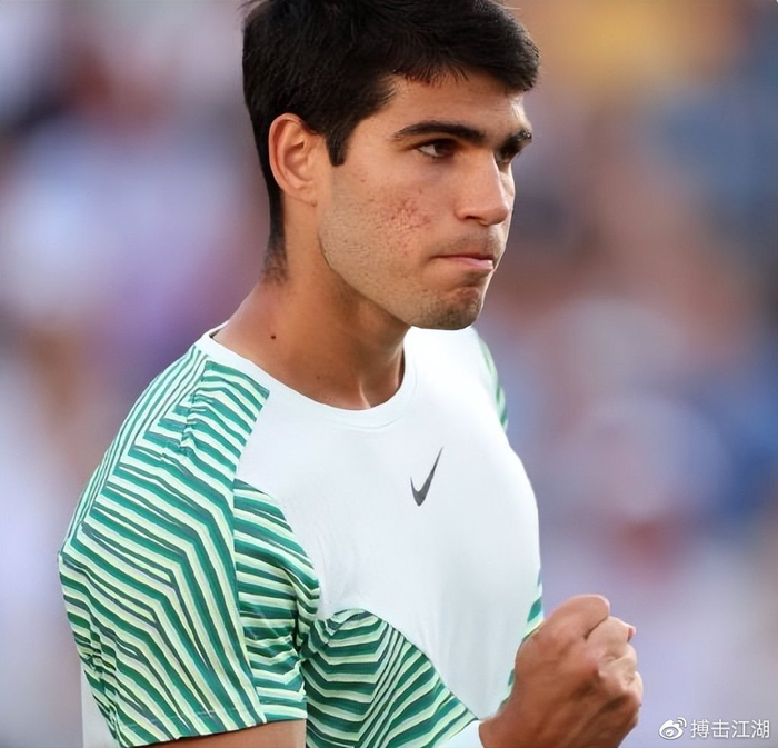 她就是众人 她就是众人